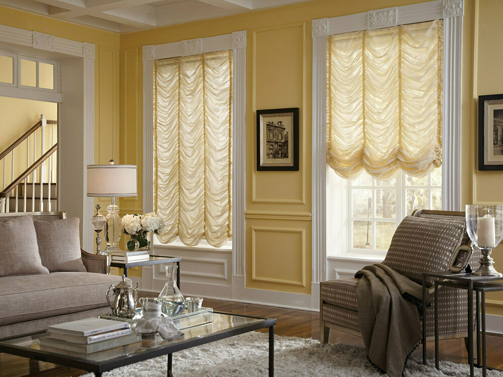 Dnevna soba s francoskimi zavesami na oknih