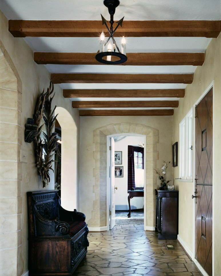 Dřevěné trámy na stropě v chodbě