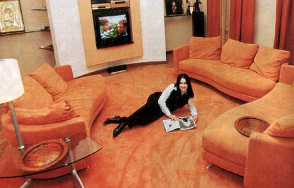 El cantante prefiere los clásicos, pero elige detalles brillantes y extravagantes. Por ejemplo, en una de las casas en el salón hay un gran sofá naranja.