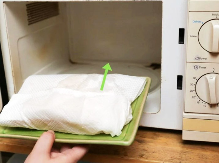 El artículo contaminado se envía al microondas para su lavado.