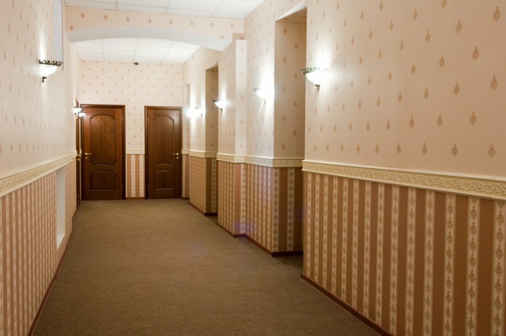 La combinación de diferentes tipos de papel tapiz en el interior del pasillo.