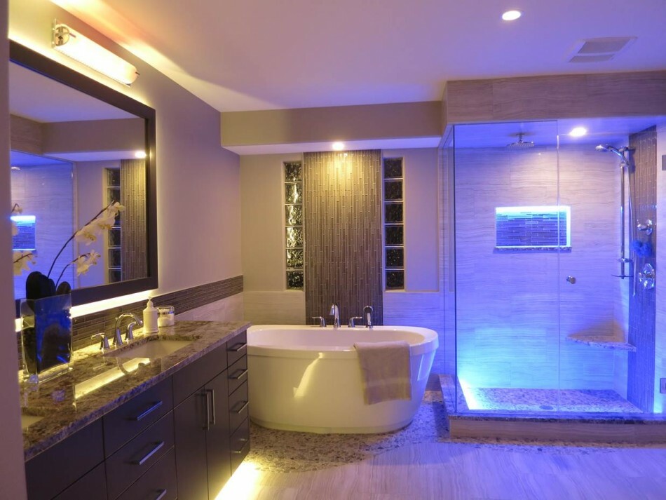 Illuminazione a zone in un bagno moderno