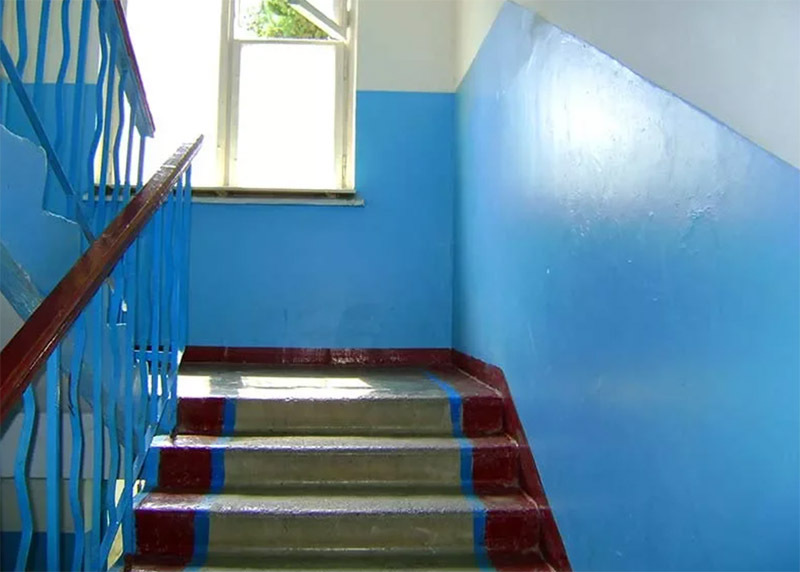 Laiptai sovietiniuose įėjimuose, kaip ir skydinės sienos, buvo pagaminti iš gelžbetonio, todėl griovimo beveik nebuvo. Tai dabar, kai namams jau 50-70 metų, laipteliai pradėjo trintis centre, suformuojant vos pastebimą įdubą