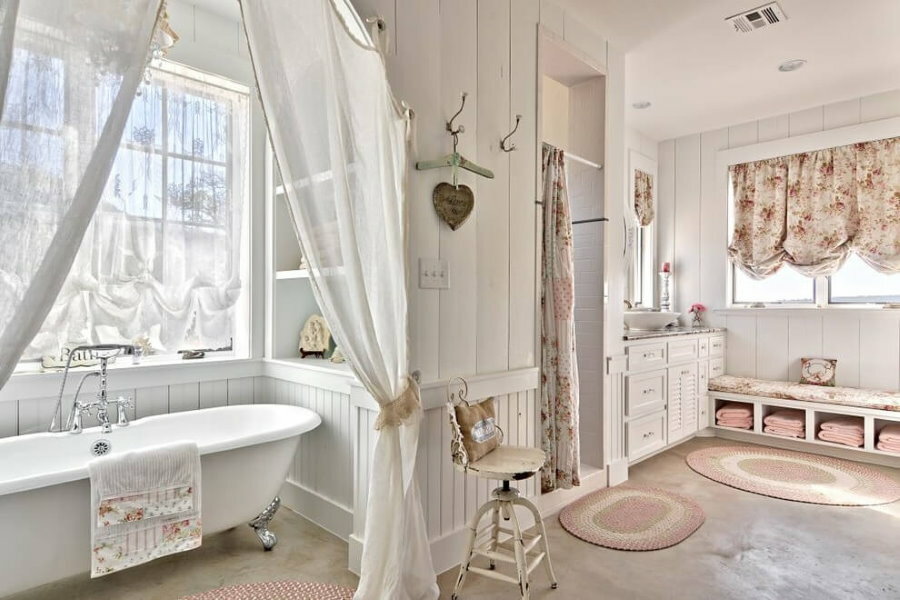 Interiér prostorné koupelny ve stylu Provence