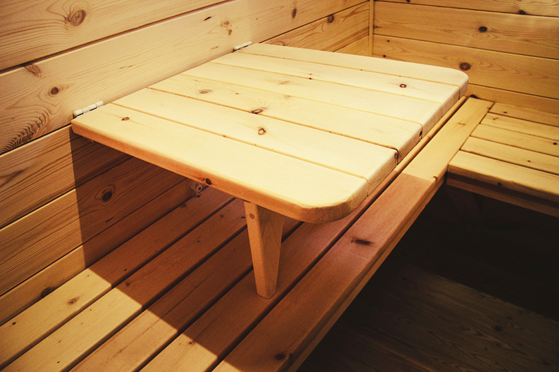 Efter at have afsluttet altanen med klapper, kan du lave et godt klapbord af resterne af materialet.