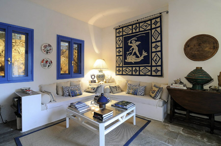 Blauwe kozijnen in een kamer in mediterrane stijl