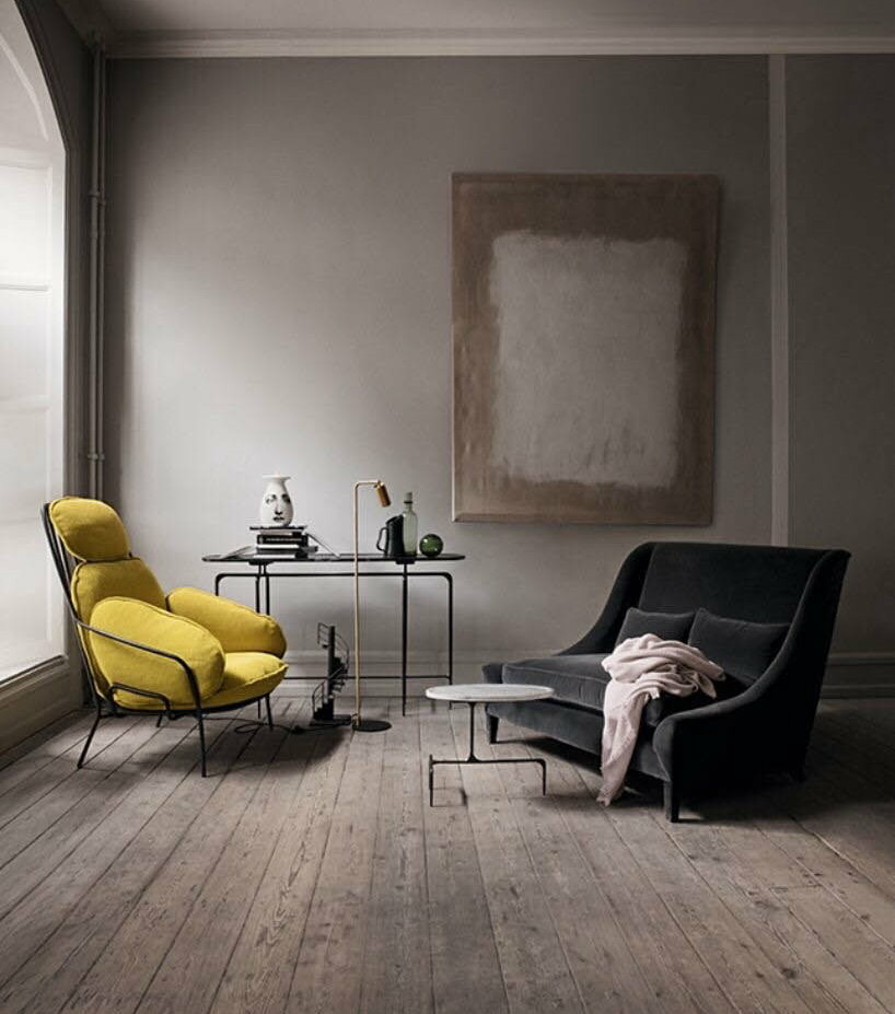 Chambre gris clair avec fauteuil jaune