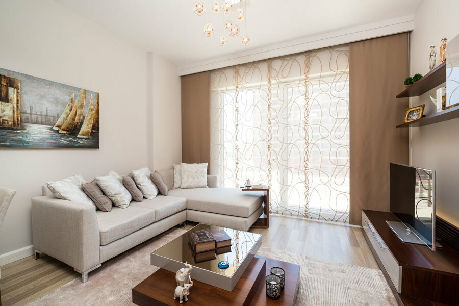 Firkantet stue med brune gardiner