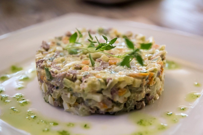 Stereotipu laušana: 6 Olivier salātu receptes, kas pārsteigs daudzus