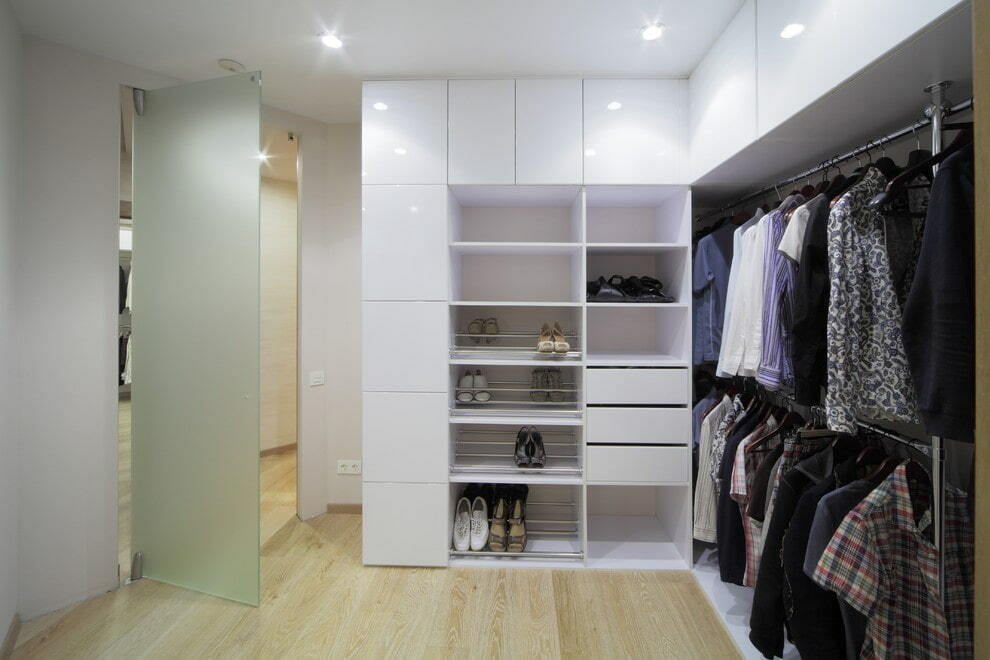 Correcte verlichting van een kleedkamer met witte meubels