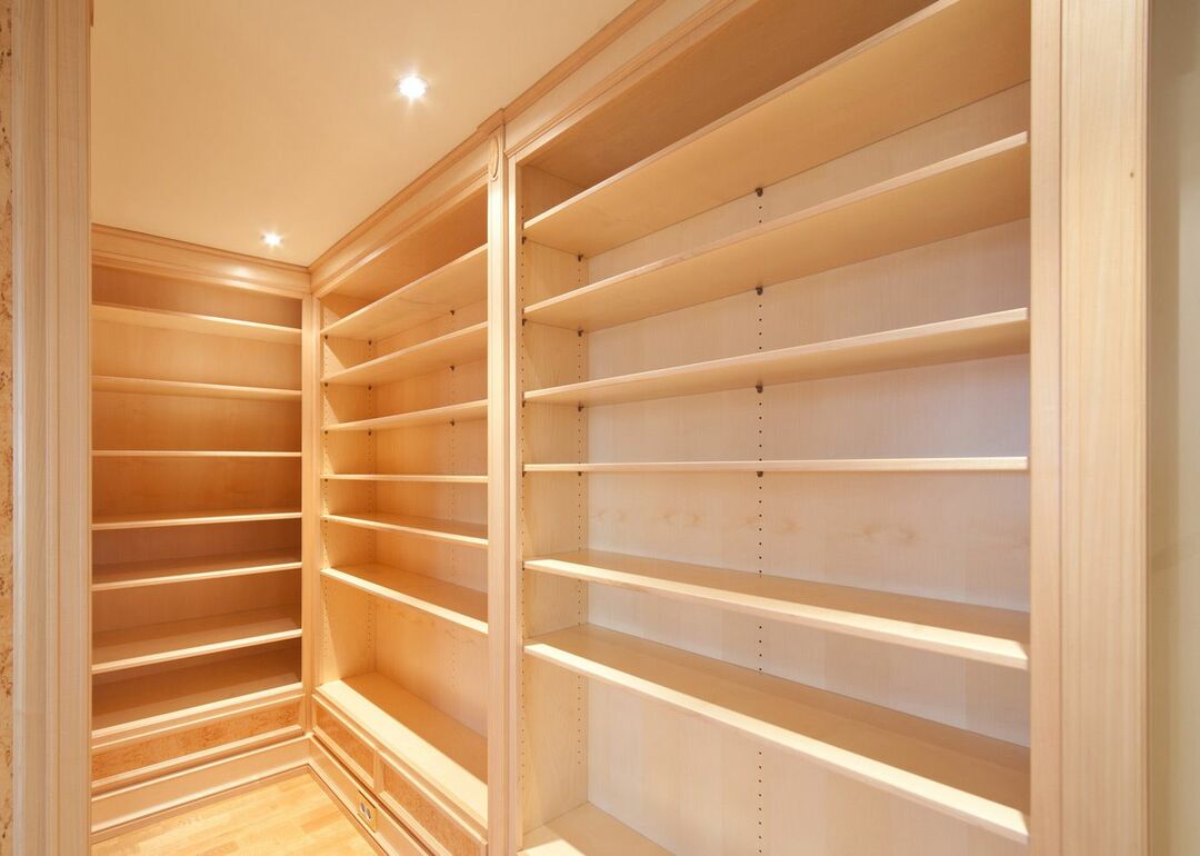 garderoba 4 m2 wykonana z drewna