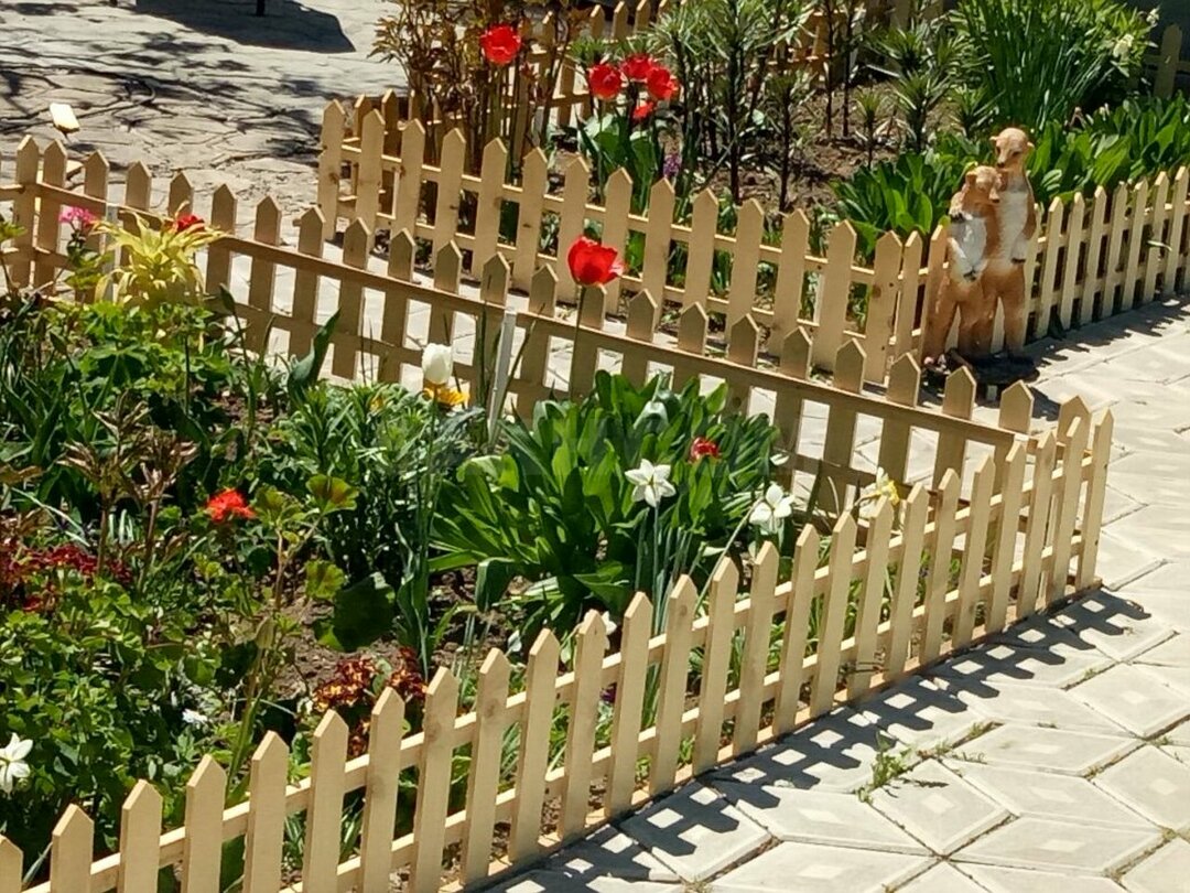 Decoratief hek in landschapsontwerp: metalen hek voor bloembedden en tuinen