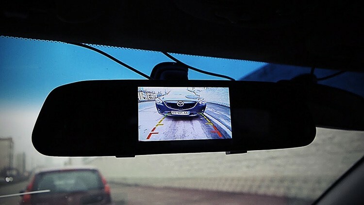 Kamera var tikt piegādāta kopā ar spogulī iebūvētu monitoru.