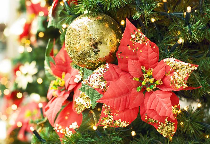 Herkullinen kukilla koristeltu joulukuusi, joka voidaan ostaa tai tehdä foamiraanista