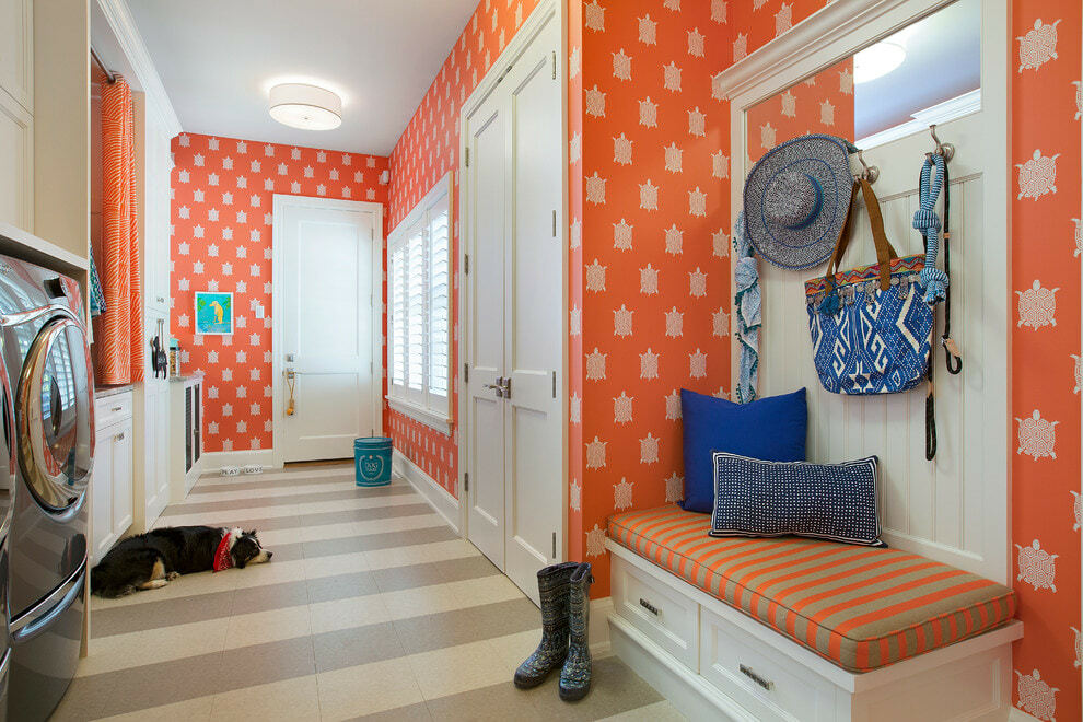 Hall de entrada de uma casa de campo com papel de parede laranja