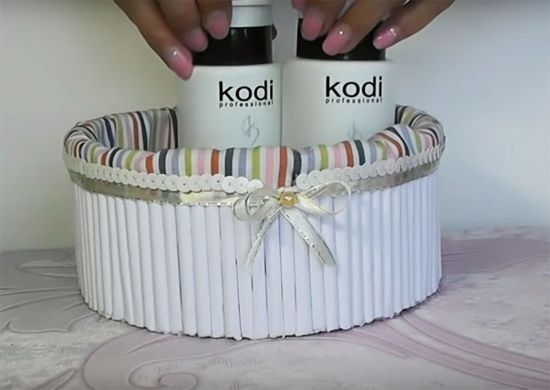 Such an elegant basket will decorate your boudoir: you can put jars of cream or other cosmetics in it