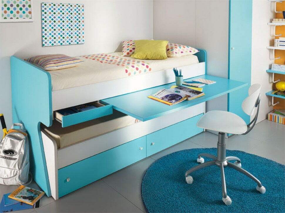 Infällbar bordsskiva i en barns transformerande säng