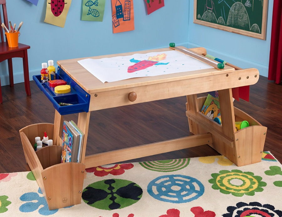 Mesa infantil de uma matriz para desenho e modelagem