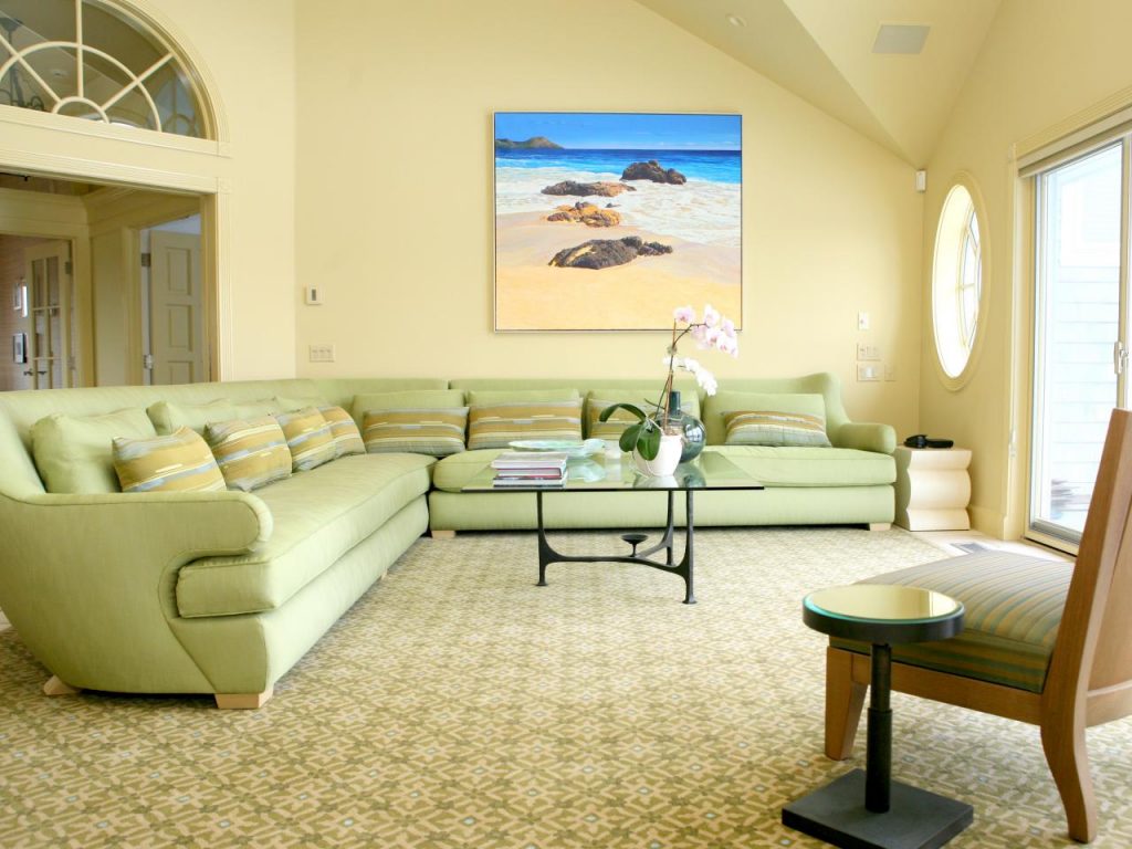 Světlý obývací pokoj se světle zelenou pohovkou