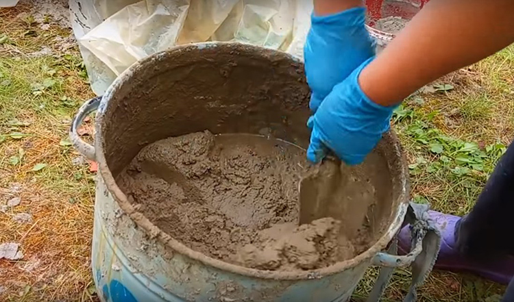 A munka a padon kész volt cementiszap arányban 2 rész homok, hogy 1 rész cement. A megoldás legyen műanyag, de nem túl vékony ahhoz, hogy formában dudorok és szegélyek. Hogy ellenőrizze a sűrűsége a megoldás, meg kell farag belőle egy labdát, és látja, hogy nem terjedt
