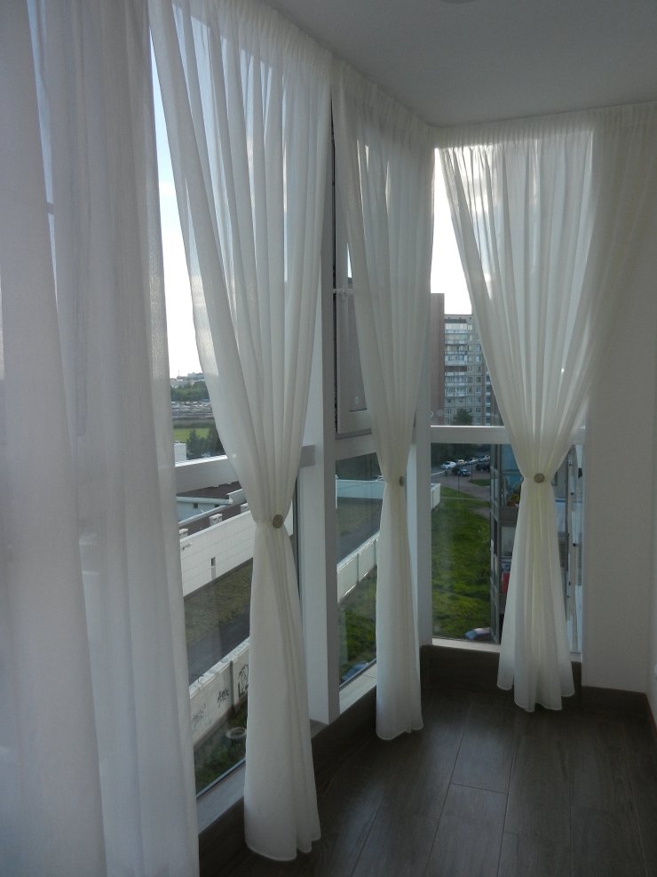 Lange hvide gardiner på altanen