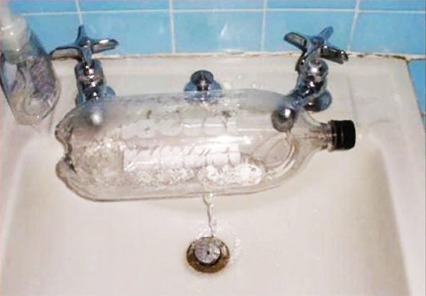 La bouteille combinera deux robinets - avec de l'eau chaude et froide. Le processus de mélange n'est pas différent de l'habituel pour vous, seulement dans ce cas tout est très clair