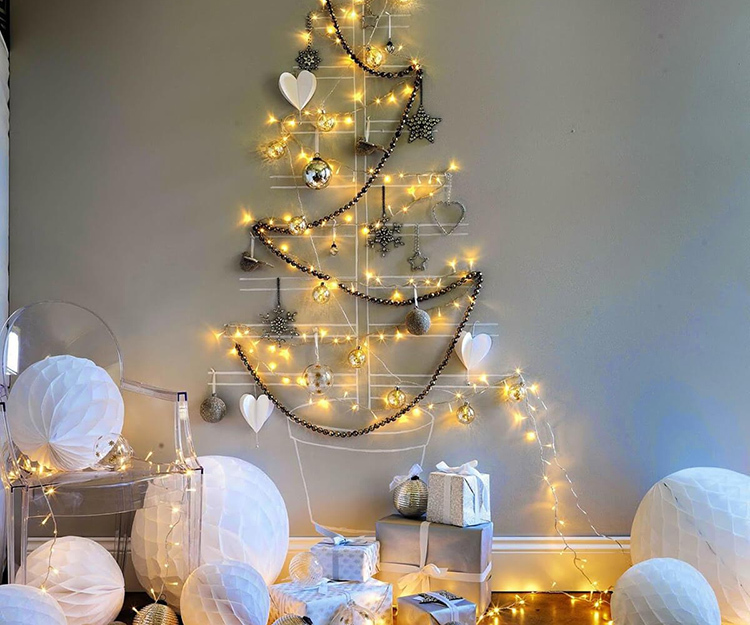 Hoe mooi om een ​​kerstboom voor thuis te versieren: foto's van interessante oplossingen voor een feestelijk interieur in 2020