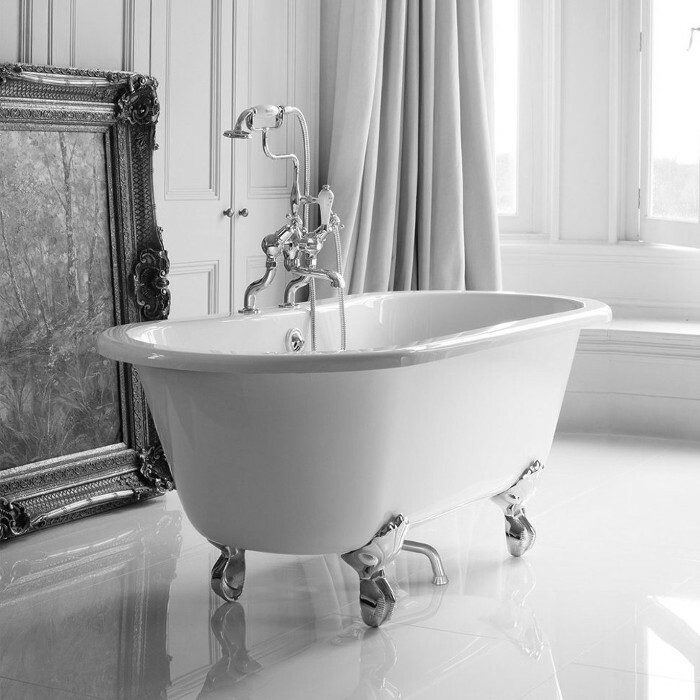 Valkoinen kylpyhuone retro -tyyliin