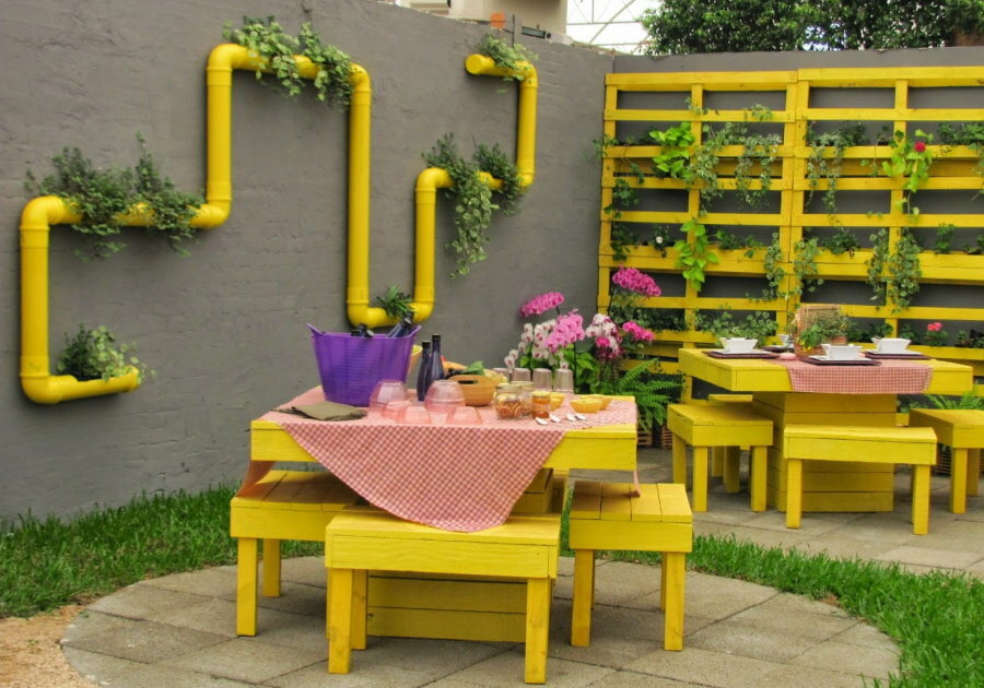 Pilkos tvoros dekoravimo geltonais akcentais pavyzdys