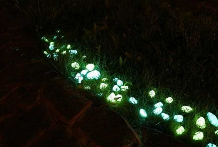 Glühende Steine ​​auf dem Rasen des Ferienhauses