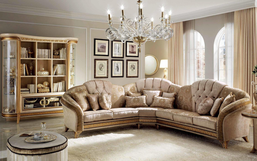 klasikinė sofa svetainėje
