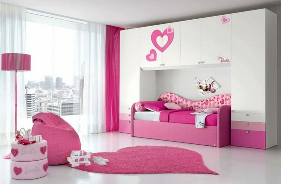 Vaaleanpunainen sänky koulutytön makuuhuoneessa