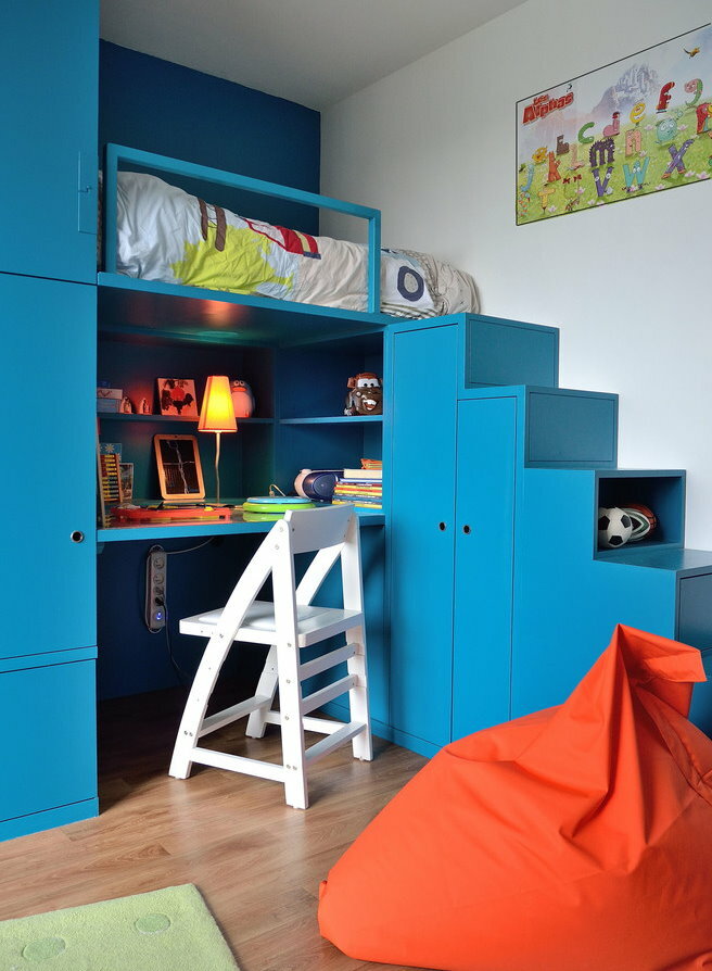Mobiliario azul de niño de escuela