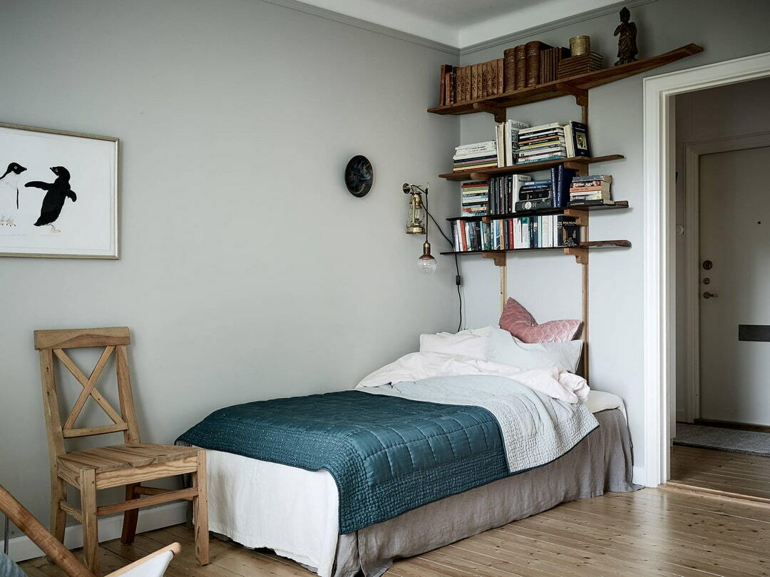 Półki nad łóżkiem w sypialni: regał, podświetlane, zdjęcie dekoracji pokoju