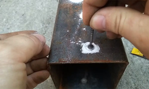 Nous utilisons l'expérience d'un soudeur qualifié: comment fermer un grand trou dans le métal sans souder
