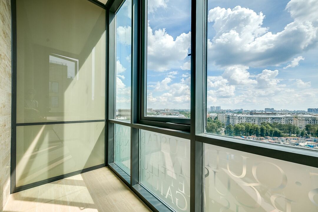 panoramiczne okna na balkonie