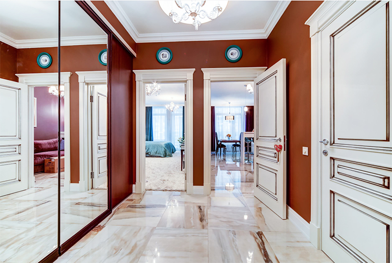 Ormar i zrcalna vrata ugrađeni su u hodnik, vizualno proširujući prostor