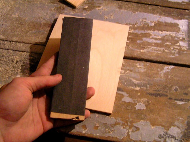 Brusni papir s drvenim blokom dobro će se nositi sa zadatkom.