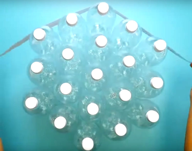Per realizzare un pouf occorrono 19 bottiglie, che vanno assemblate e legate con del nastro adesivo