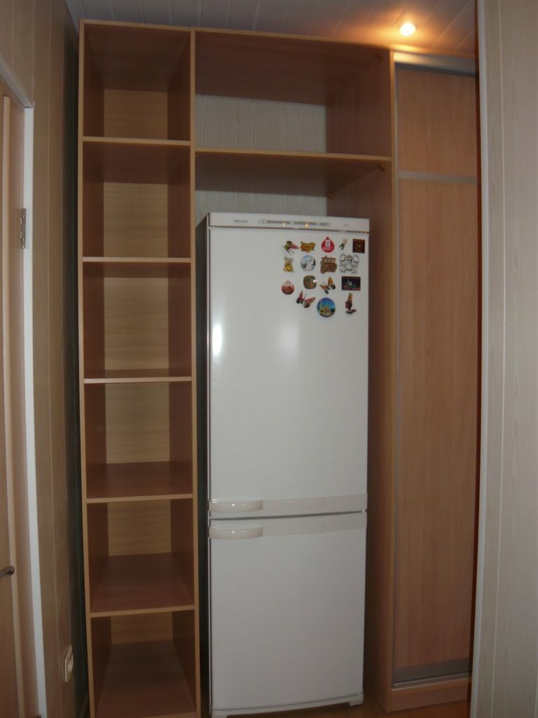 Möbler i hallen med plats för kylskåp