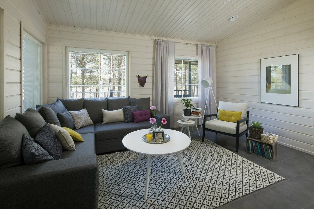 Sala de estar de una casa de madera en estilo escandinavo.