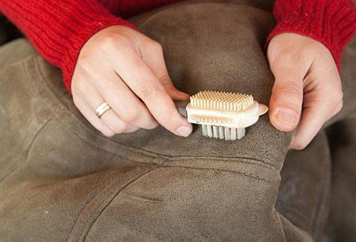 Hoe een schapenvacht jas thuis schoon te maken zonder schade aan de huid