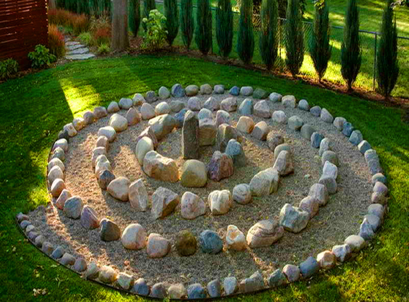 Auch wenn wir uns auf das übliche Spirallabyrinth beschränken, wird es interessant. Durch ein solches Labyrinth zu reisen ist auch mit Meditation vergleichbar, und wer weiß, plötzlich funktioniert Magie