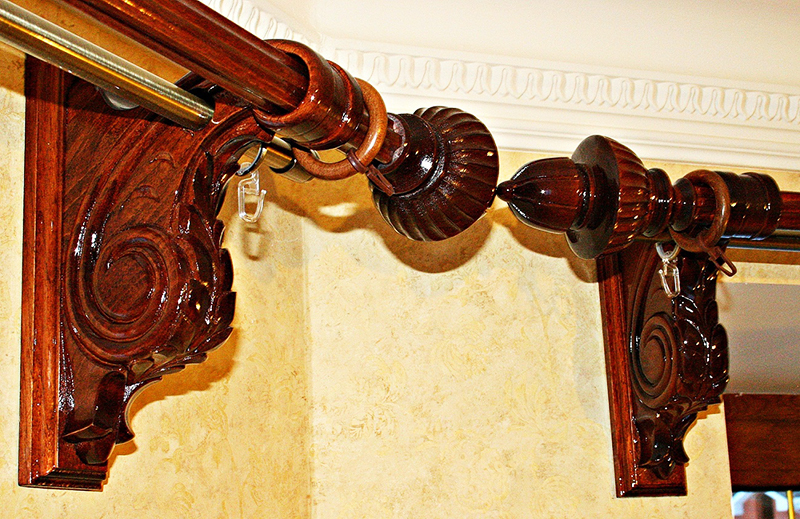 Wooden cornices add exclusivity to the interior