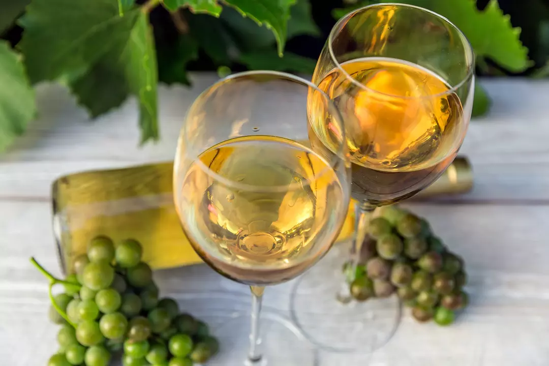 Beyaz şarap için bardaklar