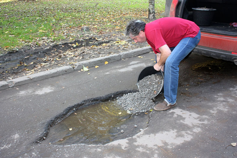 Y la opción más adecuada es la reparación menor de agujeros en la carretera.