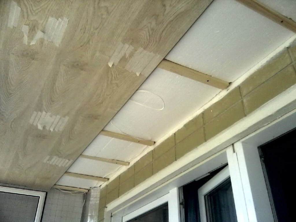 laminate on the balcony on the ceiling
