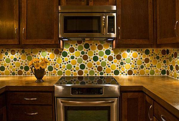 Aký druh zástera je najlepšie urobiť v kuchyni: vyberte materiál a farbu