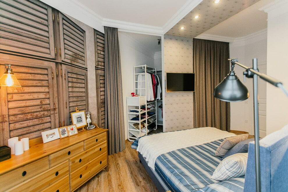 Dormitorio pequeño con armario detrás de cortinas