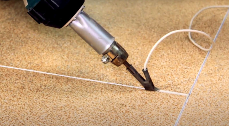 A cord is laid in the furrow, which is melted by a hot welding device